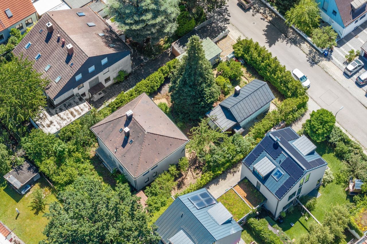 Sanierungsbedürftiges Einfamilienhaus mit Nebengebäude in  München-Kleinhadern